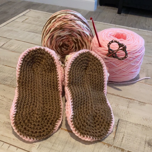 ❄️ HANDAMDE crocheted booties/slippers. ❄️ - Picture 4 of 4